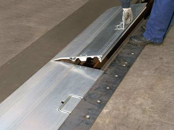 Bahnbruecke_BB_Altec_Ueberladebruecke_Verladen_Zug_-4